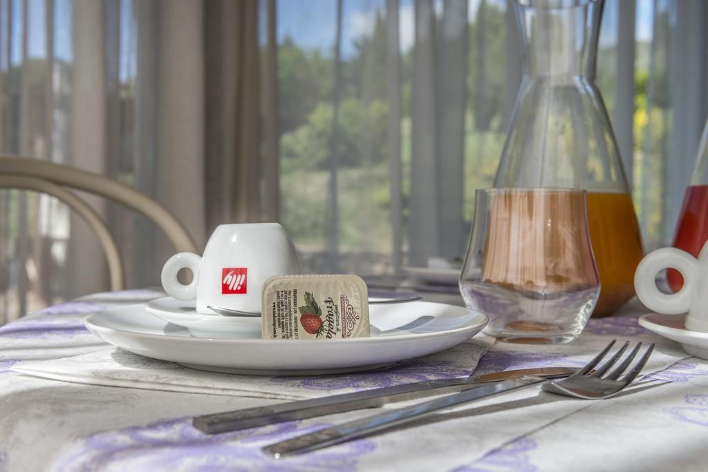 Hotel Il Cavallino Blu Volterra Bagian luar foto