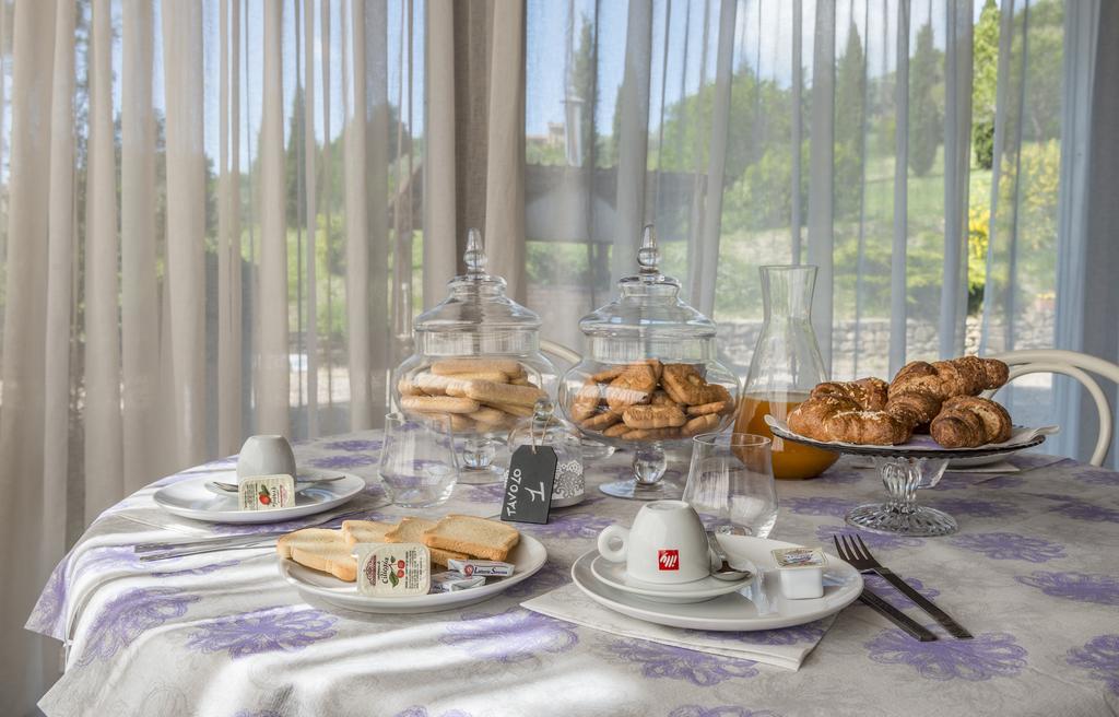 Hotel Il Cavallino Blu Volterra Bagian luar foto