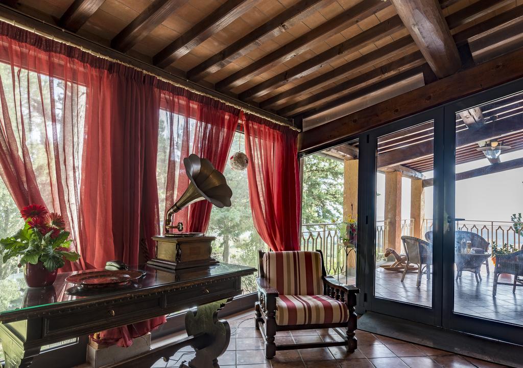 Hotel Il Cavallino Blu Volterra Bagian luar foto